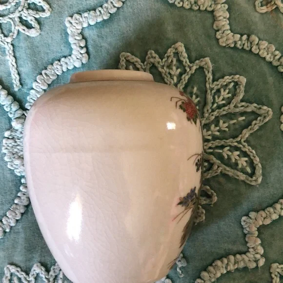 Small Beige & Metallic Gold Japanese Porcelain Ceramic Jar With Peacock Birds - Picture 10 of 15